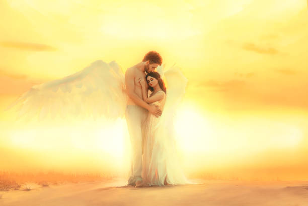 光の中で抱擁する男女の天使