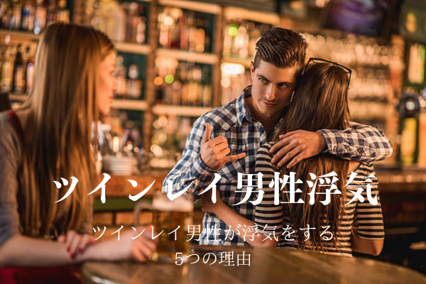 女性とハグしながら他の女性にサインする男性