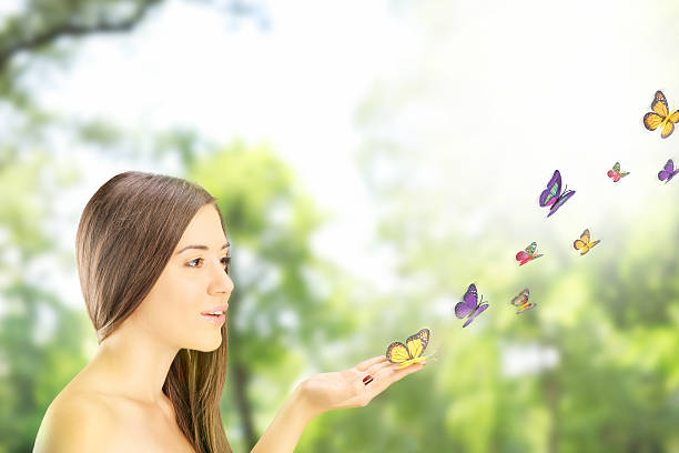 女性の手から飛び立つ色とりどりのアゲハ蝶