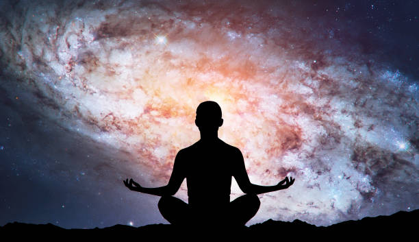 宇宙に向かって瞑想する男性