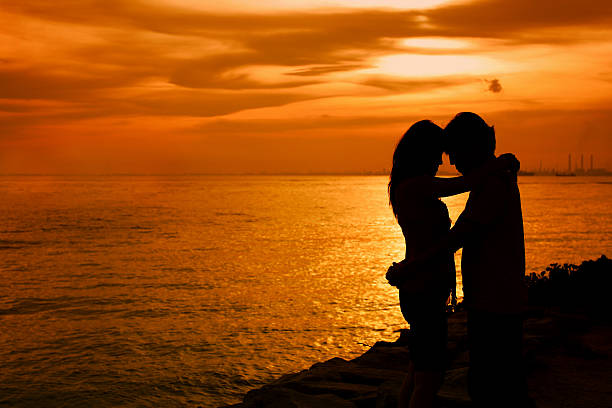 夕日で抱擁する男女