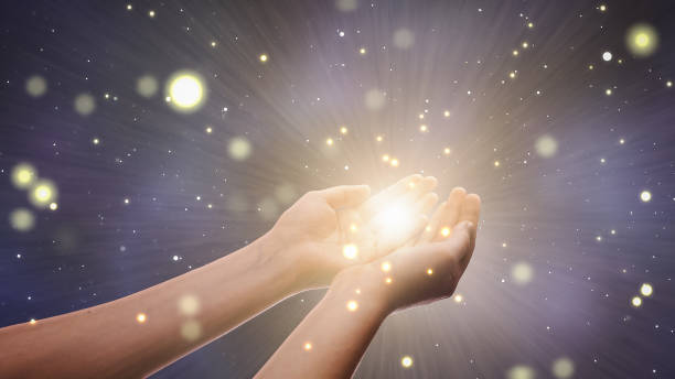 両手で光を集める