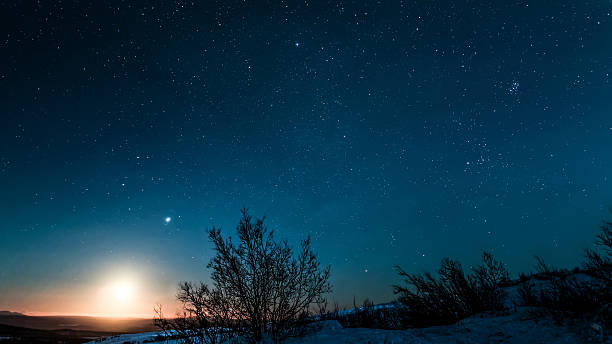 夜空の地平線に光輝く星