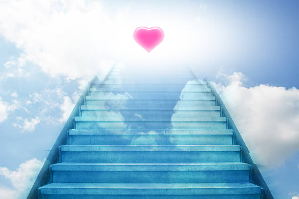 雲の上の階段の上にハート