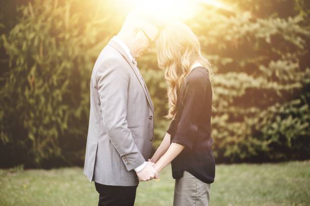 額を合わせているカップルかエネルギーがでている