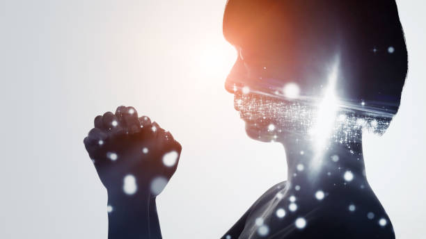 手を合わせている光輝く女性