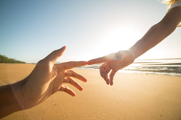 人差し指をくっ付けてエネルギーを出している男女